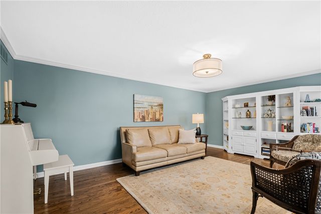 897 MacArthur Dr, Mt Lebanon, PA 15228