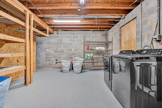 8127 Ashton LN, Roanoke, VA 24019