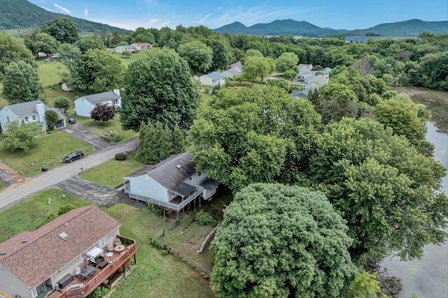 8127 Ashton LN, Roanoke, VA 24019