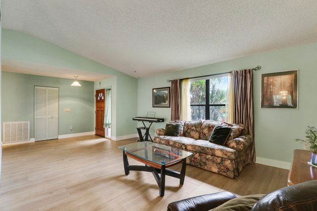 15821 Sedgewyck Circle N, Davie, FL 33331