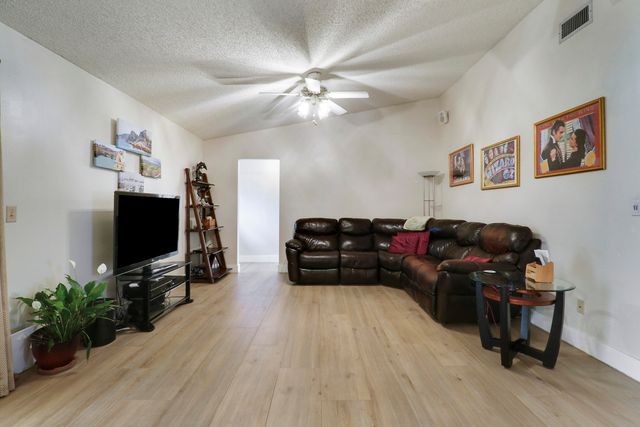 15821 Sedgewyck Circle N, Davie, FL 33331