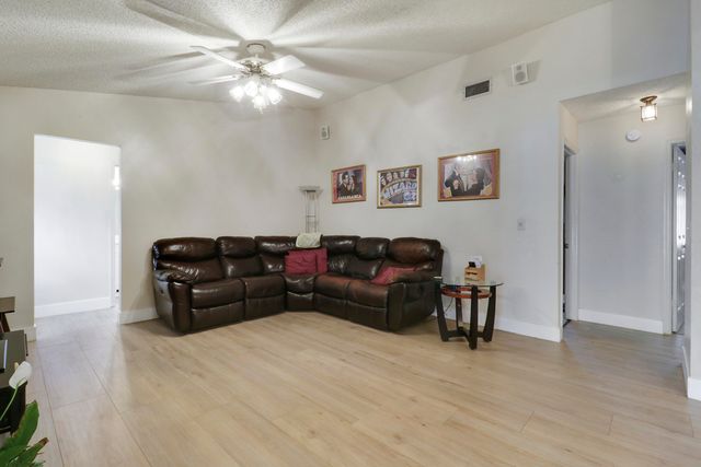 15821 Sedgewyck Circle N, Davie, FL 33331