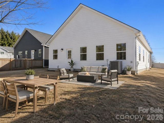 1562 7th Avenue Drive SW, Hickory, NC 28602