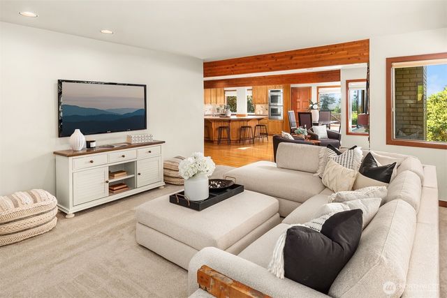 9636 NE 30th Place, Clyde Hill, WA 98004