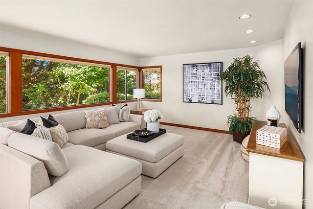 9636 NE 30th Place, Clyde Hill, WA 98004