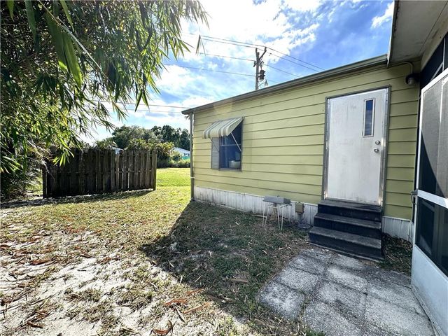 280 Flame LN, North Fort Myers, FL 33917