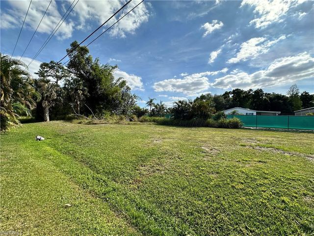 280 Flame LN, North Fort Myers, FL 33917