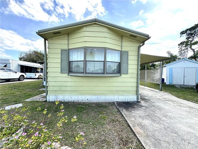 280 Flame LN, North Fort Myers, FL 33917