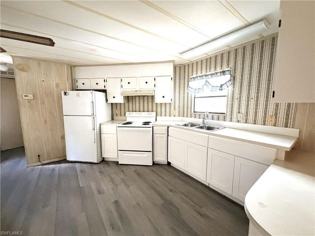 280 Flame LN, North Fort Myers, FL 33917