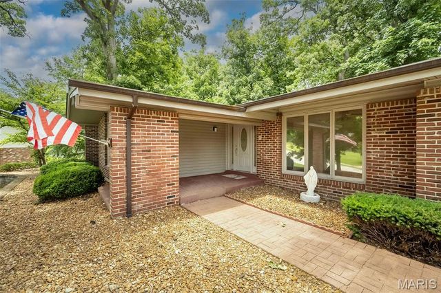 425 Kenilworth Lane, Ballwin, MO 63011