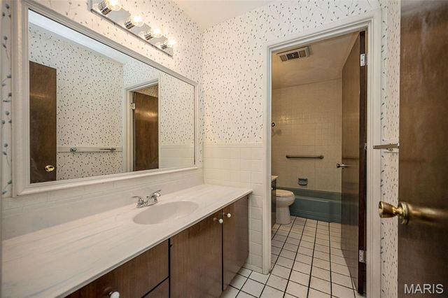 425 Kenilworth Lane, Ballwin, MO 63011