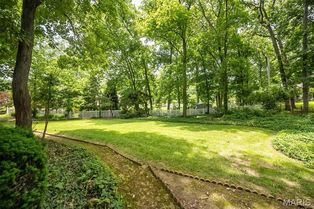 425 Kenilworth Lane, Ballwin, MO 63011