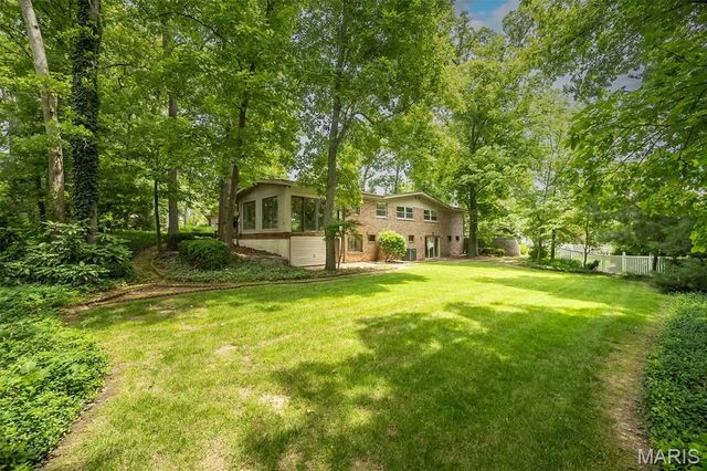 425 Kenilworth Lane, Ballwin, MO 63011