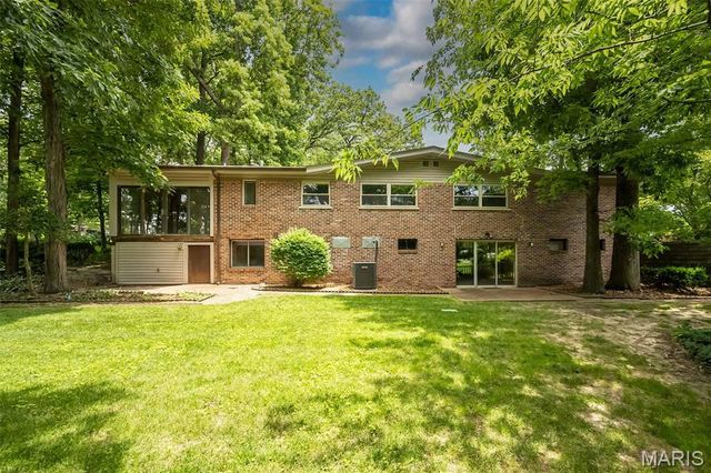 425 Kenilworth Lane, Ballwin, MO 63011