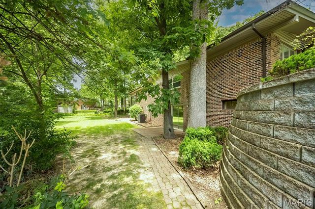 425 Kenilworth Lane, Ballwin, MO 63011