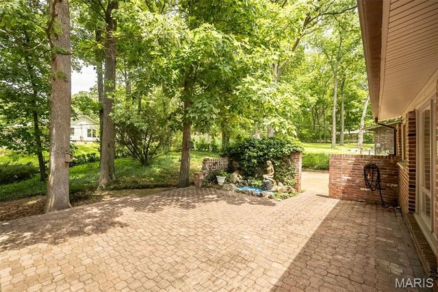 425 Kenilworth Lane, Ballwin, MO 63011