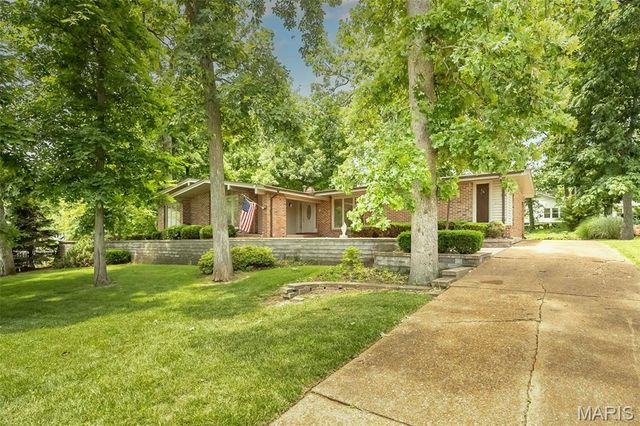 425 Kenilworth Lane, Ballwin, MO 63011