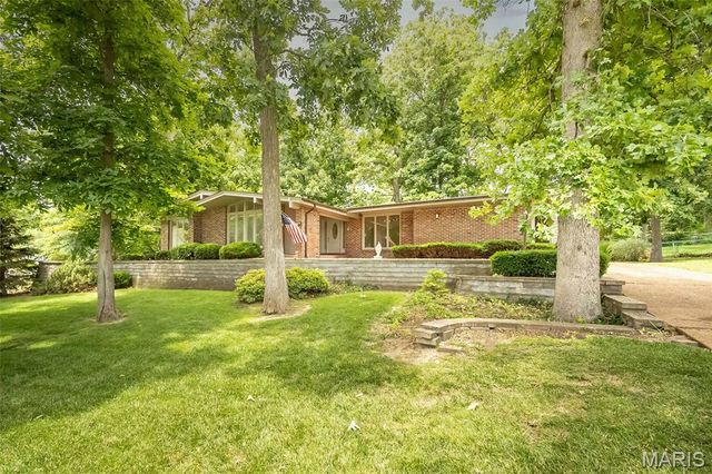 425 Kenilworth Lane, Ballwin, MO 63011