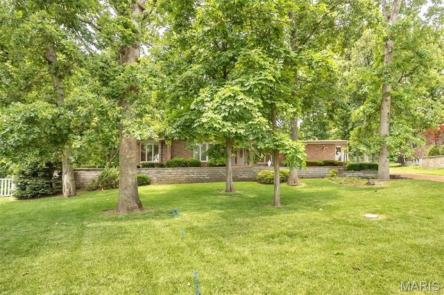 425 Kenilworth Lane, Ballwin, MO 63011