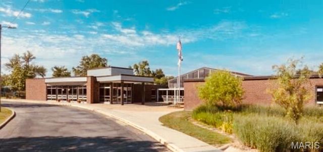 425 Kenilworth Lane, Ballwin, MO 63011