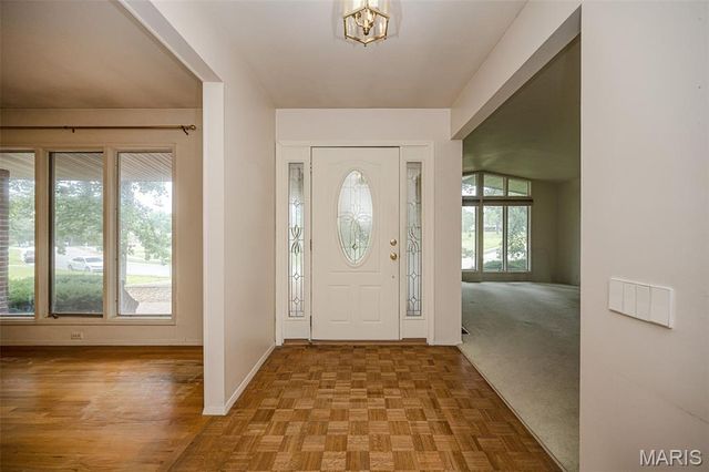 425 Kenilworth Lane, Ballwin, MO 63011