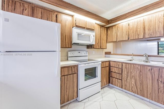 1719 Whitehall Dr 304, Davie, FL 33324