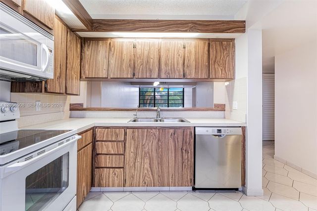 1719 Whitehall Dr 304, Davie, FL 33324