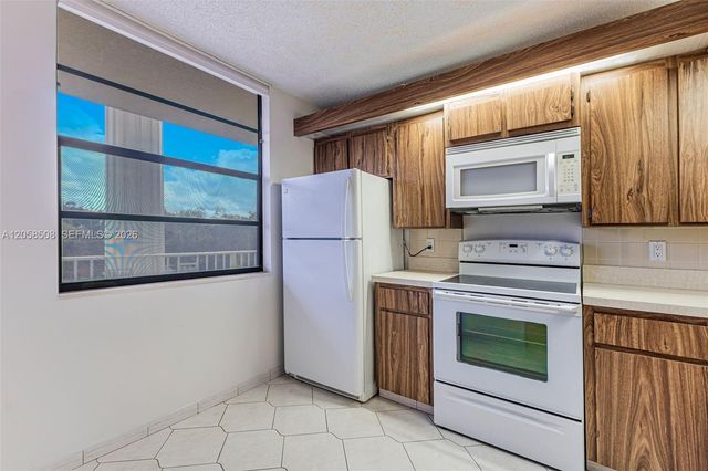 1719 Whitehall Dr 304, Davie, FL 33324