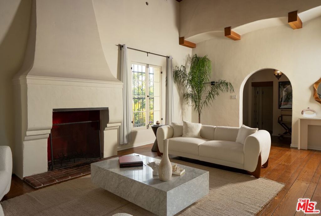 Image 10 of property listing at 3110 La Suvida Drive, Los Angeles, CA 90068