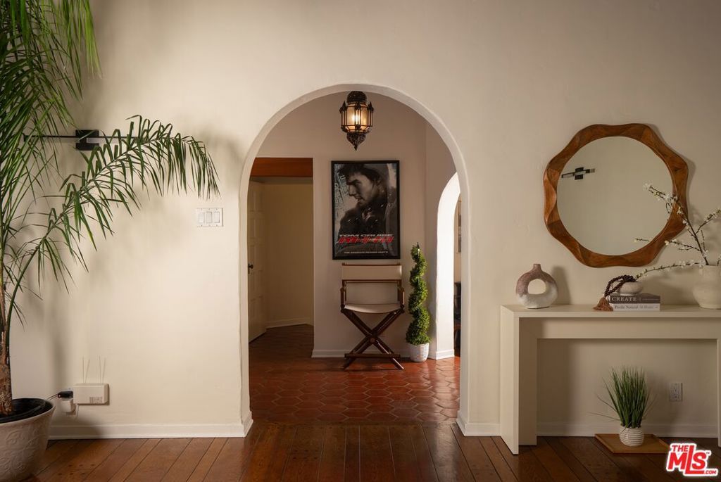 Image 11 of property listing at 3110 La Suvida Drive, Los Angeles, CA 90068
