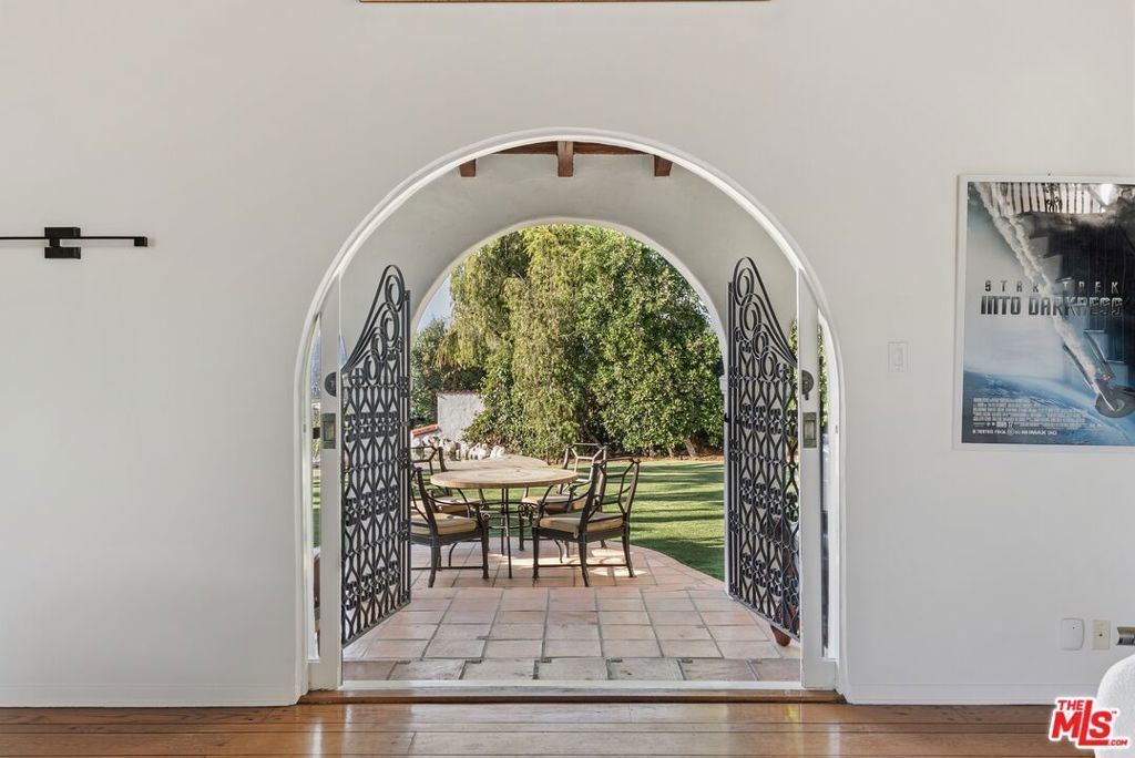 Image 12 of property listing at 3110 La Suvida Drive, Los Angeles, CA 90068
