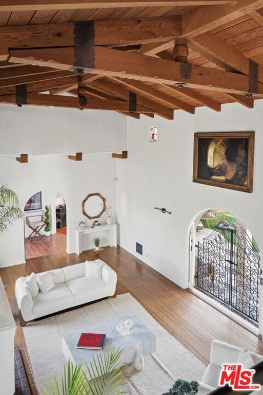 Image 13 of property listing at 3110 La Suvida Drive, Los Angeles, CA 90068