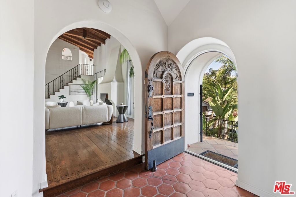 Image 14 of property listing at 3110 La Suvida Drive, Los Angeles, CA 90068