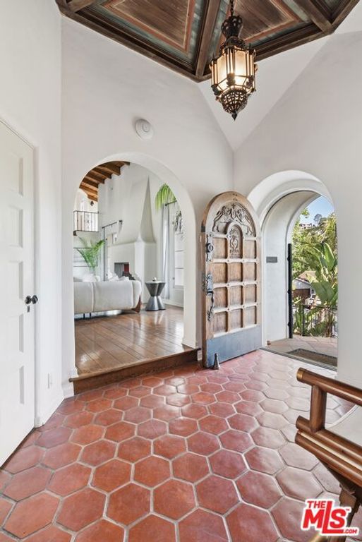 Image 15 of property listing at 3110 La Suvida Drive, Los Angeles, CA 90068