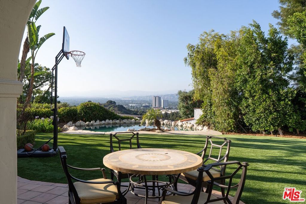 Image 17 of property listing at 3110 La Suvida Drive, Los Angeles, CA 90068
