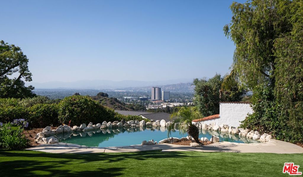 Image 18 of property listing at 3110 La Suvida Drive, Los Angeles, CA 90068
