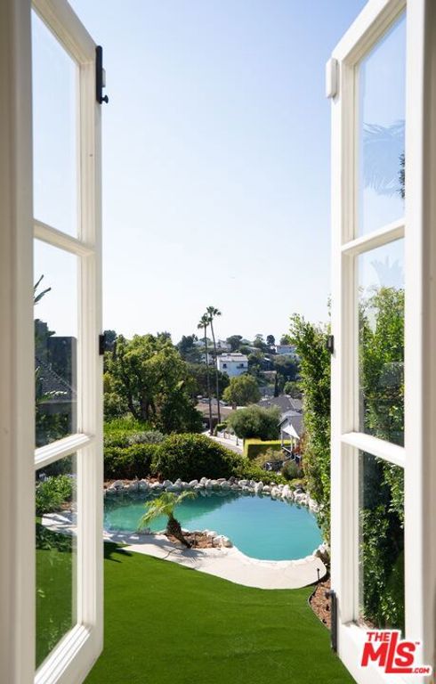 Image 21 of property listing at 3110 La Suvida Drive, Los Angeles, CA 90068
