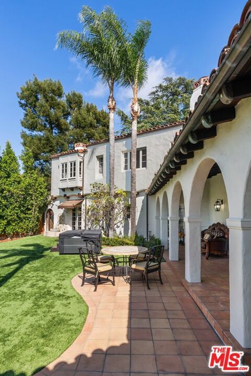 Image 22 of property listing at 3110 La Suvida Drive, Los Angeles, CA 90068