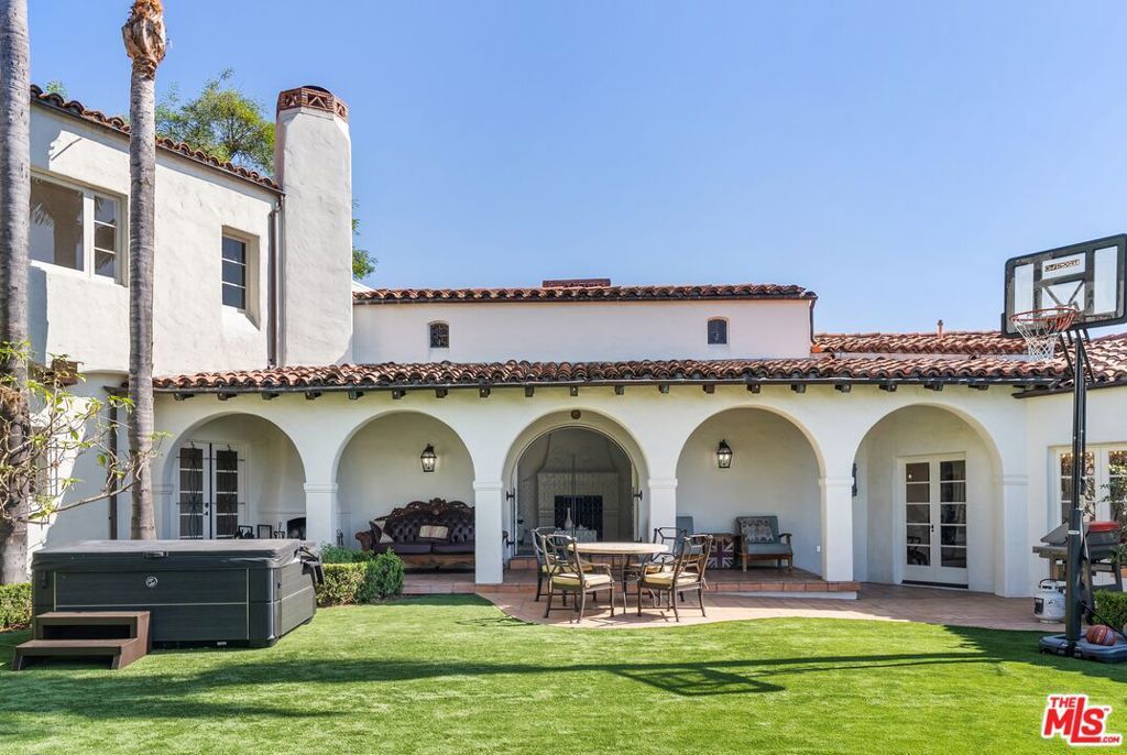 Image 24 of property listing at 3110 La Suvida Drive, Los Angeles, CA 90068