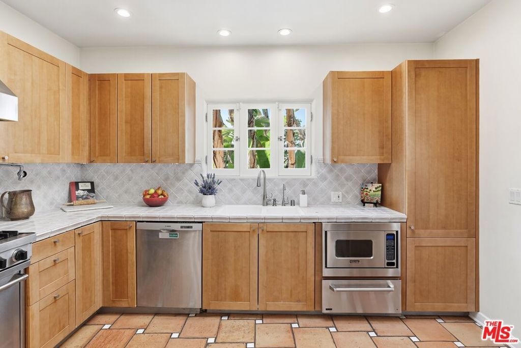 Image 29 of property listing at 3110 La Suvida Drive, Los Angeles, CA 90068