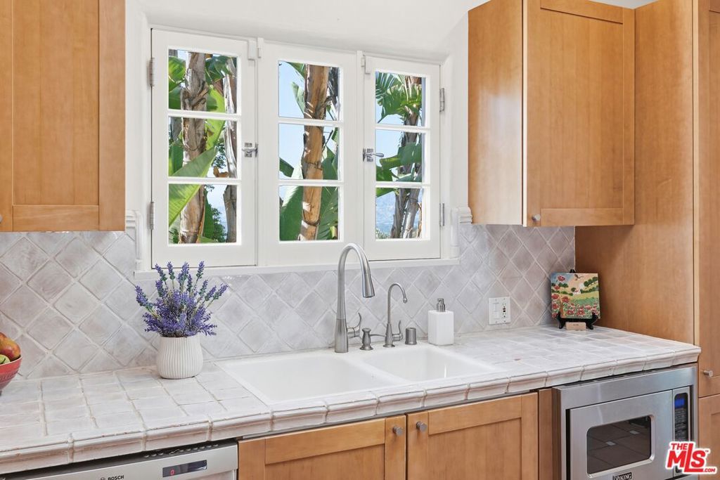 Image 30 of property listing at 3110 La Suvida Drive, Los Angeles, CA 90068