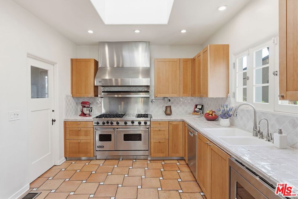 Image 31 of property listing at 3110 La Suvida Drive, Los Angeles, CA 90068