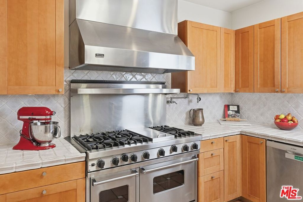 Image 32 of property listing at 3110 La Suvida Drive, Los Angeles, CA 90068