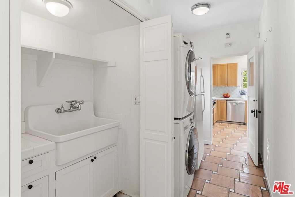 Image 34 of property listing at 3110 La Suvida Drive, Los Angeles, CA 90068