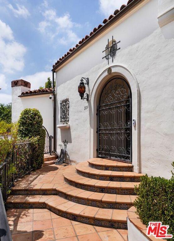 Image 4 of property listing at 3110 La Suvida Drive, Los Angeles, CA 90068