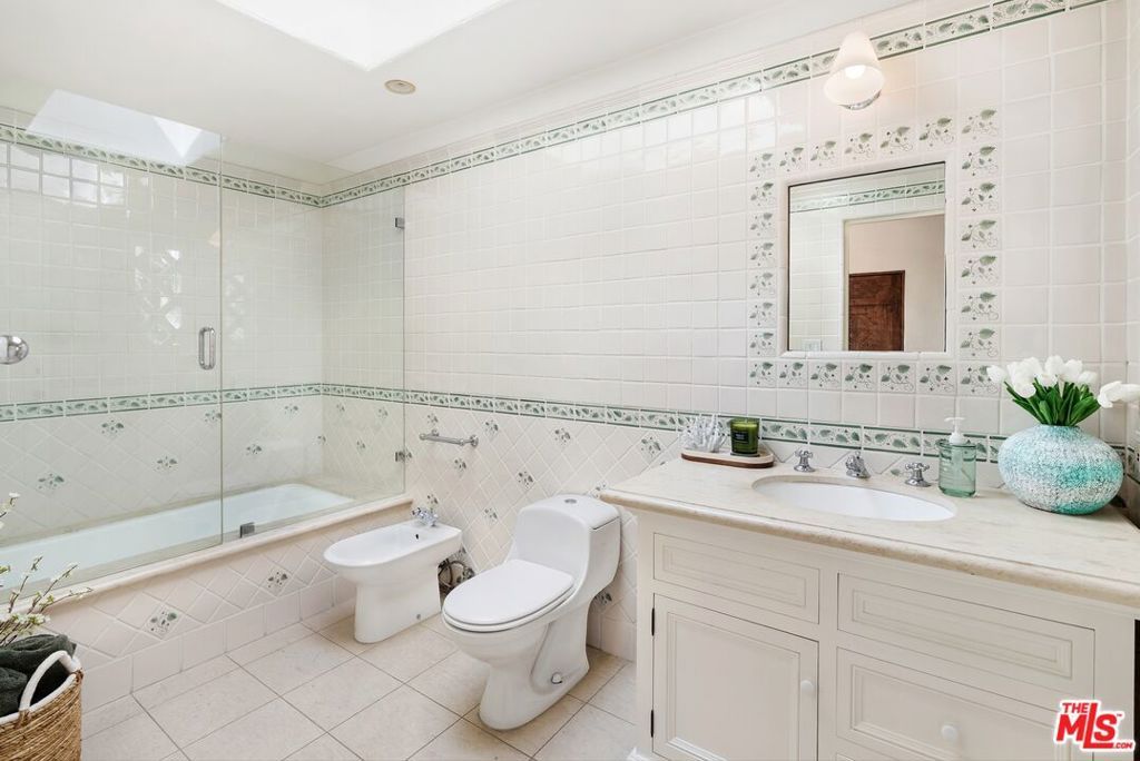 Image 40 of property listing at 3110 La Suvida Drive, Los Angeles, CA 90068