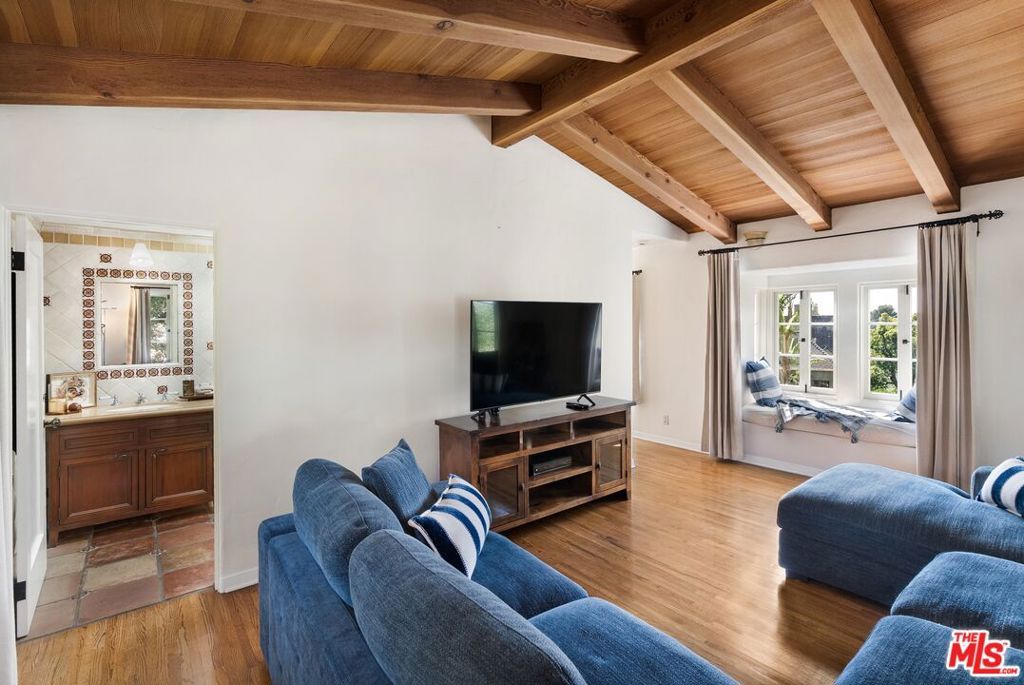 Image 43 of property listing at 3110 La Suvida Drive, Los Angeles, CA 90068