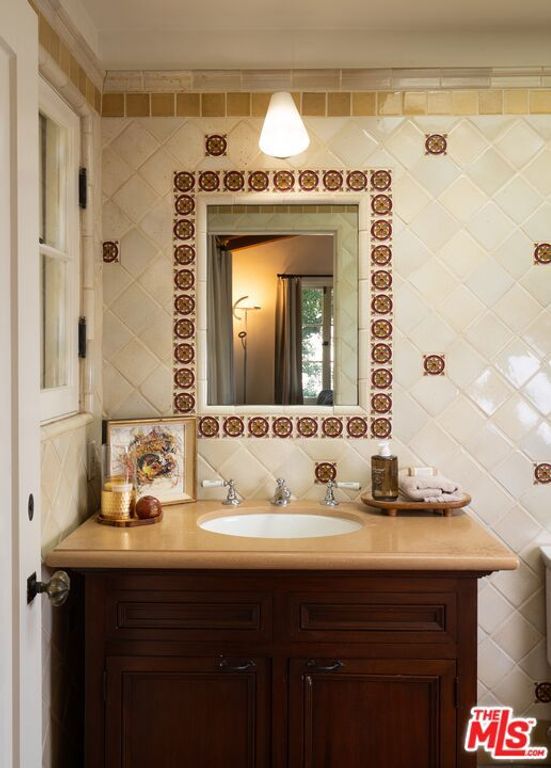 Image 44 of property listing at 3110 La Suvida Drive, Los Angeles, CA 90068