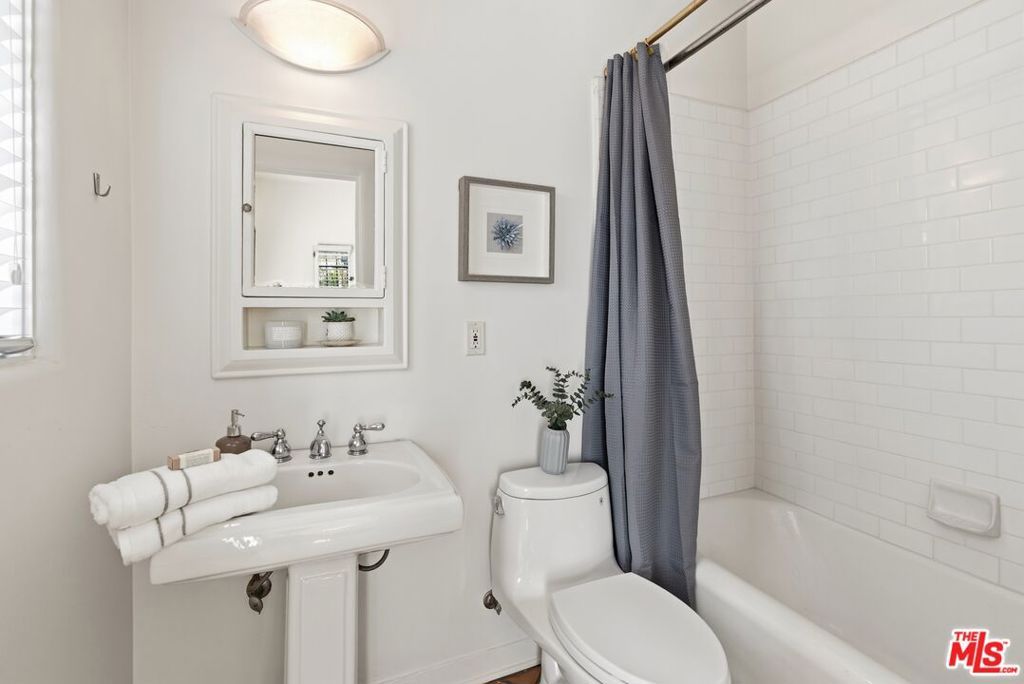 Image 48 of property listing at 3110 La Suvida Drive, Los Angeles, CA 90068