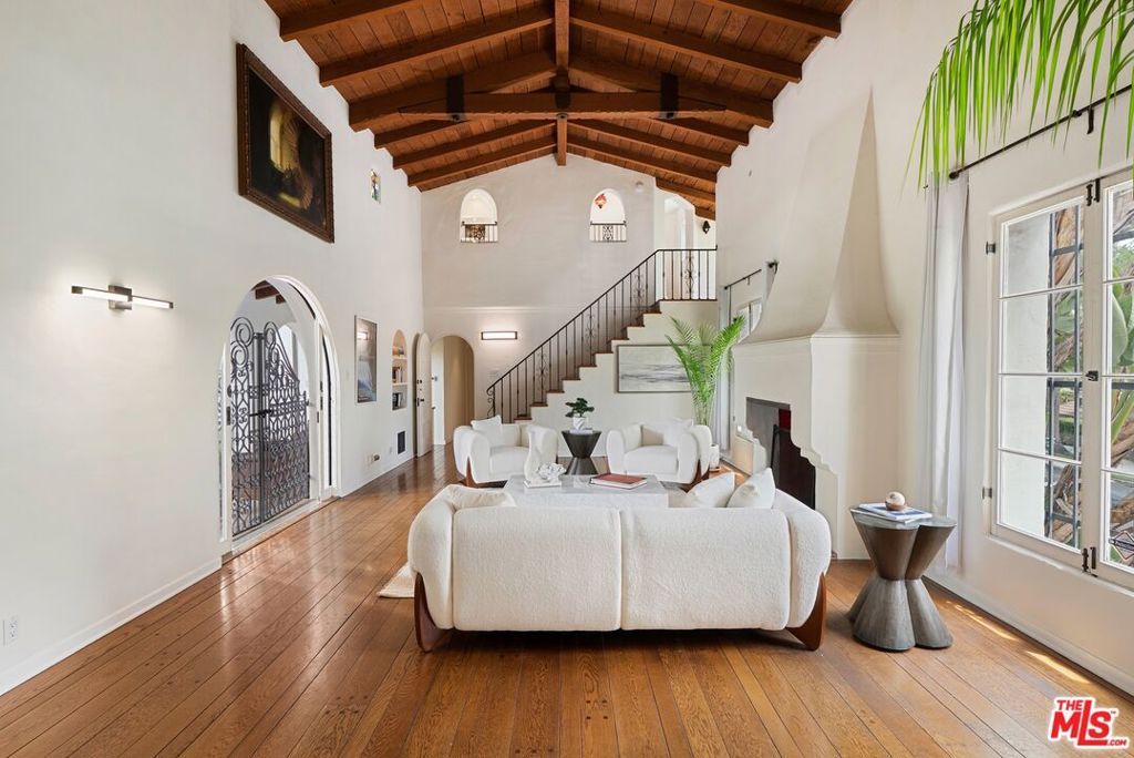 Image 5 of property listing at 3110 La Suvida Drive, Los Angeles, CA 90068